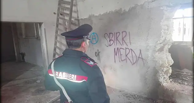 Party clandestino tra i ruderi a “La Fattoria”, frasi oltraggiose sui muri