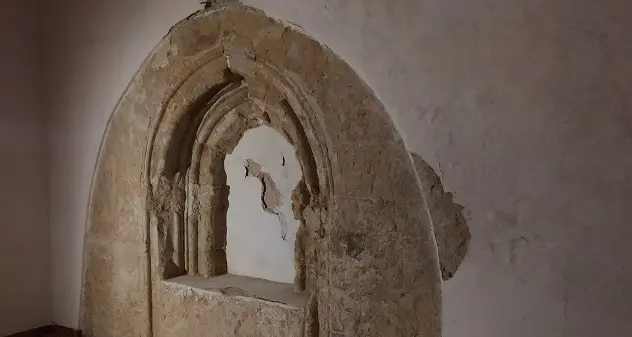 Riaffiora la cornice gotico-pisana di una finestra della Chiesa di Santa Caterina