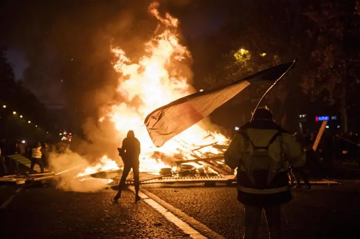 epa07187433 Citizen\\'s protest against higher fuel prices, during clashes with police on the Champs Elysee as part of a nationwide protest in Paris, France, 24 November 2018. The so-called \\'gilets jaunes\\' (yellow vests) protest movement, which has reportedly no political affiliation, is protesting over fuel prices.  EPA/Julien de Rosa