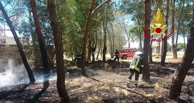 Sedilo, incendio nei pressi del cimitero