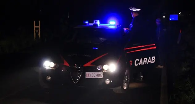 Auto si ribalta: due giovani feriti