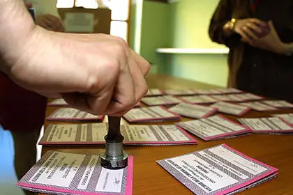 Messina,  3 ott. (Apcom) - Si torna a votare a Messina. Il Consiglio di giustizia amministrativa della Sicilia ha infatti annullato il risultato delle elezioni del 2005 accogliendo il ricorso presentato al Tar dalla lista del Nuovo Psi. La lista del Nuovo Psi era stata esclusa a seguito della diatriba, DA allora ancora in corso, tra Bobo Craxi e Gianni De Michelis, per il possesso del simbolo del partito, il garofano rosso, poi risolsasi a favore di De Michelis. \\r\\r\\tDecadono quindi il sindaco di Messina, Francantonio Genovese, candidato a guidare il Partito democratico in Sicilia, il 14 ottobre, e il Consiglio comunale  eletti nel 2005.\\r