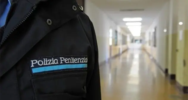 Detenuto colpisce agenti al grido \"Allah Akbar\"
