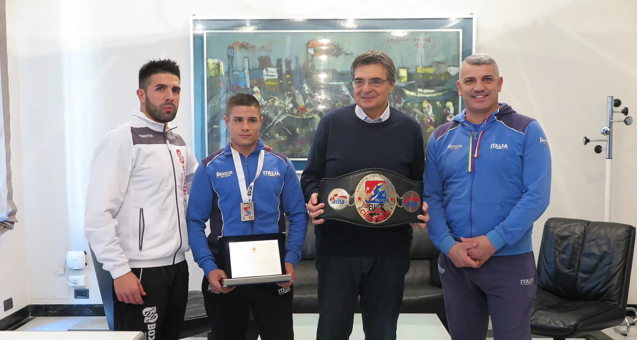 Il pugile Federico Serra premiato da Gianfranco Ganau