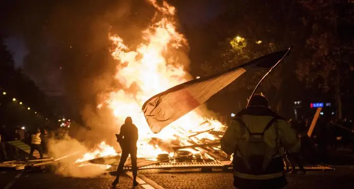 Parigi, i gilet gialli moderati: “Temiamo i morti”