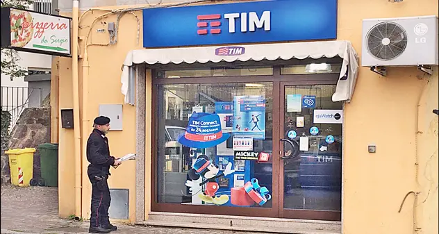 Furto al negozio Tim, in trappola due giovani