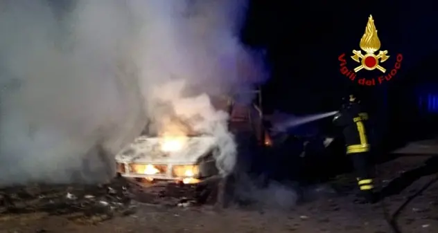 Quartu. Autocarro in fiamme nella notte