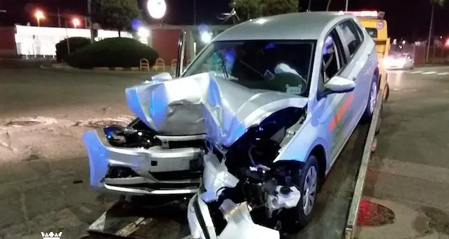 Cagliari. Auto in car sharing contro muro: il giovane conducente era senza patente