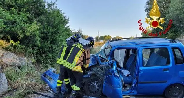 Con l'auto contro un masso a Calangianus, grave un ragazzo