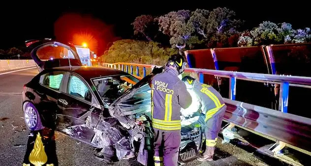 Violento scontro tra auto al bivio per Monti: illesi i conducenti