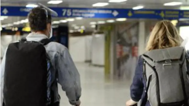 Vanno in vacanza lasciando cinque figli soli in casa: scatta l’intervento dei servizi sociali