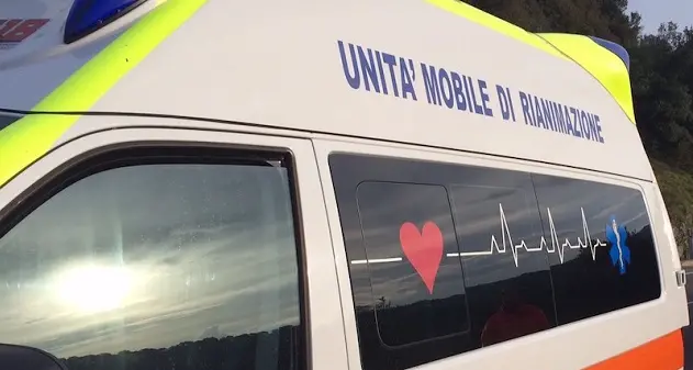 Perde il controllo dell'auto a Muros: morto 63enne. Ipotesi suicidio