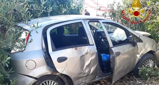 Auto con 4 ragazzi a bordo fuori strada fra Bari Sardo e Cardedu, interviene l'elisoccorso