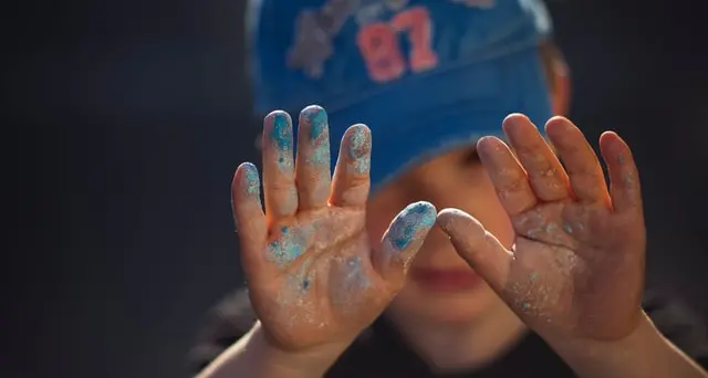 Investe mortalmente il figlio di un anno facendo manovra