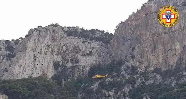 Baunei. Si sloga una caviglia durante un’escursione: recuperata dall'elicottero con il verricello