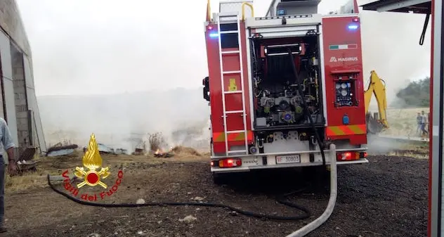 Incendio in un fienile divampa a Bonnanaro