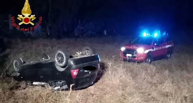 Ilbono. Esce fuori strada e l'auto si ribalta: grave un 29enne