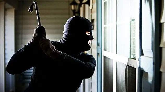 Sorprende 3 ladri sul terrazzo e ne scaraventa uno dal balcone: furto sventato a Treviso