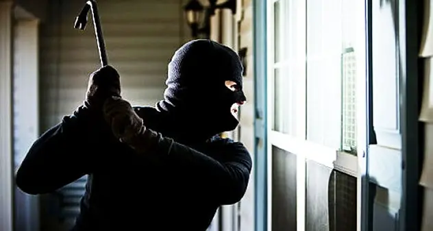 Sorprende 3 ladri sul terrazzo e ne scaraventa uno dal balcone: furto sventato a Treviso