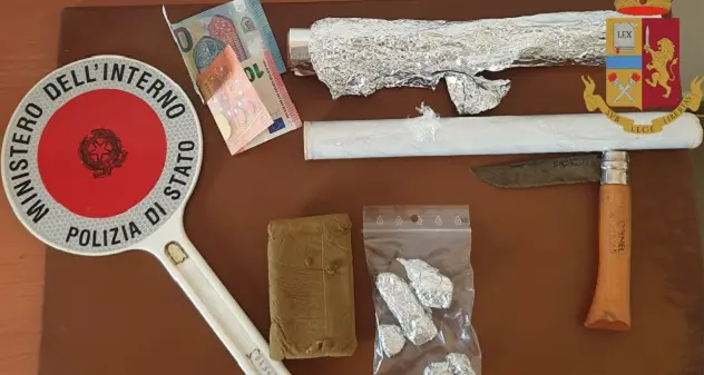 Quartu. Sorpreso a spacciare dai poliziotti, in casa hashish: arrestato 22enne