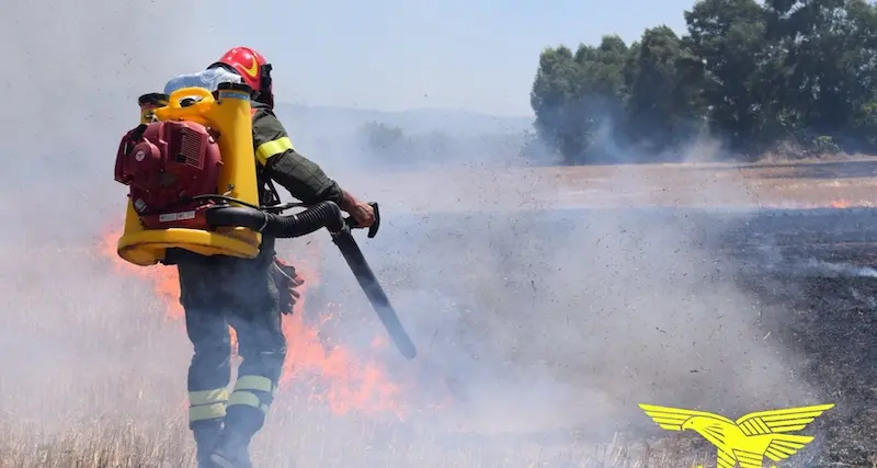 Incendio a Bauladu, chiusa la Statale 131