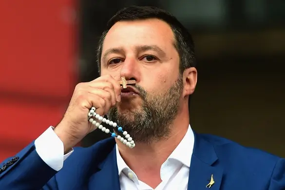 MILAN, ITALY - MAY 18:  Leader of Northern League party, Matteo Salvini kiss the rosary during a demonstration ahead of the European elections in Piazza Duomo on May 18, 2019 in Milan, Italy.  (Photo by Pier Marco Tacca/Getty Images)