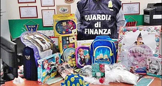 Prodotti non sicuri, la Guardia di Finanza sequestra giocattoli e luminarie pericolosi