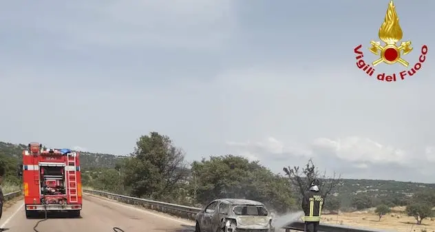 Paura per una coppia nei pressi del bivio di Buddusó: auto prende fuoco