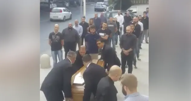 Saluto romano al funerale del professore Todini: 23 indagati