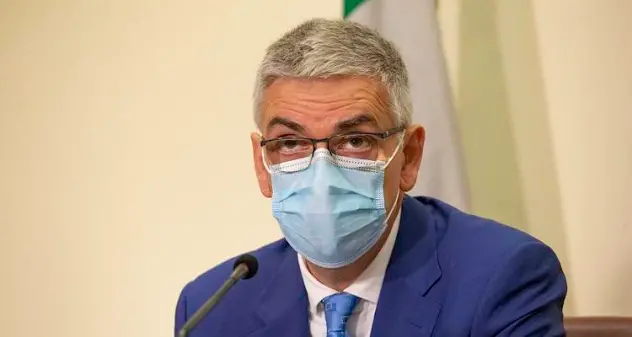 Domani via mascherine all'aperto, Brusaferro: \"Se i contagi risalgono torneranno\"