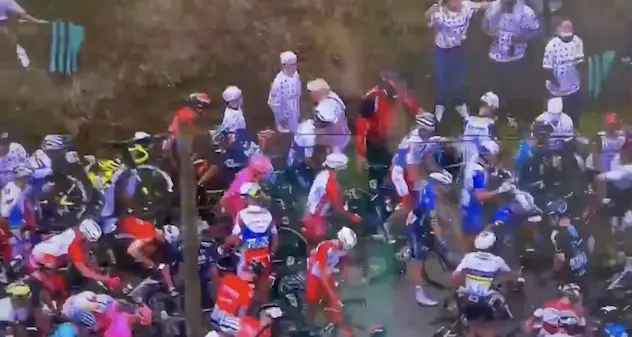 Tour de France, spettatrice fa cadere tutto il gruppo. Il video