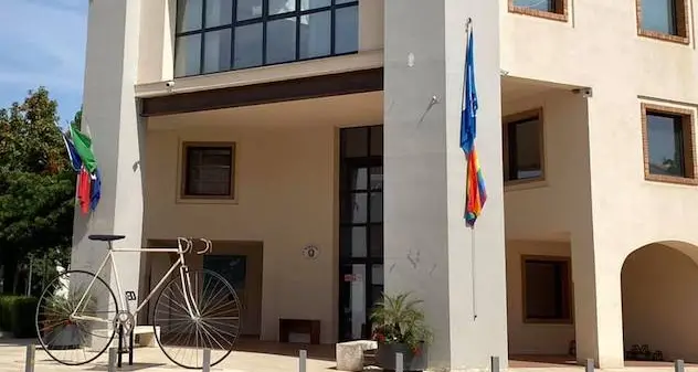 Al Comune di Tortolì sventola la bandiera arcobaleno