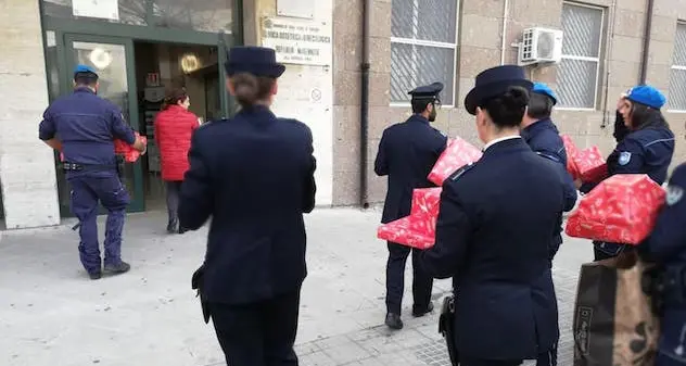 Doni per i bambini ricoverati: il grande cuore degli agenti della Polizia penitenziaria