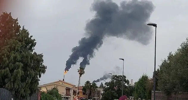 Sarroch. Guasto in impianto Saras, nube visibile sino a Cagliari