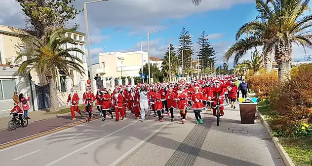 Un mare di solidarietà con i Babbi Natale in corsa al Poetto