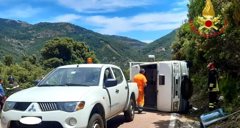 Furgone va fuori strada e si ribalta a Gairo