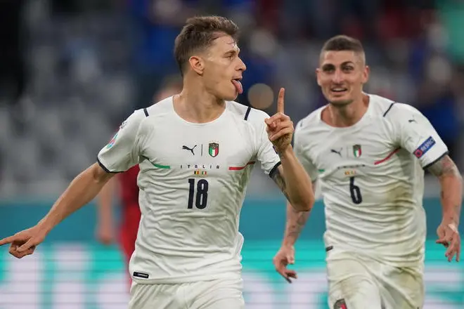 epa09318972 Nicolo Barella of Italy (L) celebrates scoring the 1-0 during the UEFA EURO 2020 quarter final match between Belgium and Italy in Munich, Germany, 02 July 2021.  EPA/Matthias Schrader / POOL (RESTRICTIONS: For editorial news reporting purposes only. Images must appear as still images and must not emulate match action video footage. Photographs published in online publications shall have an interval of at least 20 seconds between the posting.)