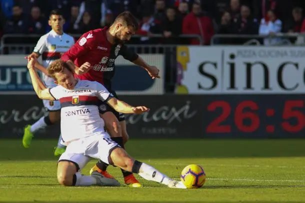 Cagliari\\'s Paolo Farag\\u00F2 (R) and Genoa\\'s Esteban Rolon (L)in action during  the Italian Serie A soccer match Cagliari Calcio VS Genoa CFC   at Sardegna Arena in Cagliari , Italy,26 December 2018.  ANSA/FABIO MURRU