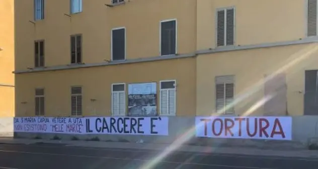 Cagliari. Manifesto e striscione contro polizia penitenziaria: \"Isoliamo le guardie\"