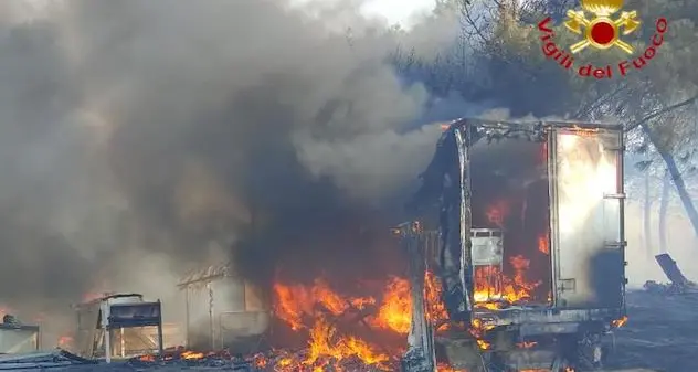 Vasto incendio a Macomer: operazioni di bonifica ancora in corso