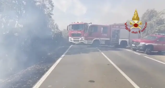 San Sperate. Incendio di vegetazione: evacuate due case