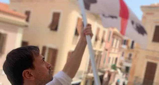 La Maddalena. In Municipio torna a sventolare la bandiera dei Quattro Mori