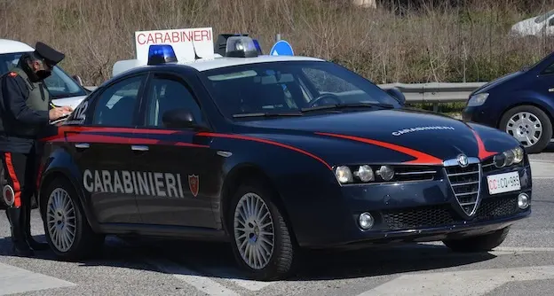Spara contro un'auto che l'aveva appena sorpassato: ricercato un uomo