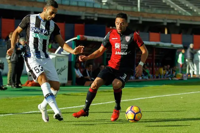 Cagliari\\'s Mauricio Isla (R) and Udinese\\'s Ali Adnan in action during the Italian Serie A soccer match Cagliari Calcio vs Udinese Calcio at Sant\\'Elia  stadium in Cagliari, Sardinia island, Italy, 27 November 2016.\\nANSA/FABIO MURRU