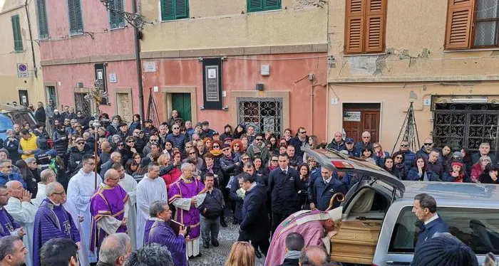 Alghero, il dolore per il femminicidio