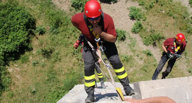 In difficoltà durante una scalata a Buggerru, salvato dai Vvf del SAF in elicottero