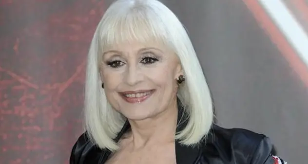 Raffaella Carrà, l’addio lungo tre giorni. Partito il corteo: il video