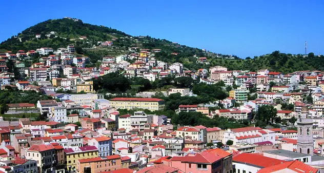 Spray urticante alla festa dei 18enni di Ozieri: panico in pista, ragazza soccorsa dall'ambulanza