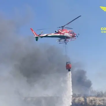 Vasto incendio a Nuoro: fiamme minacciano abitazioni e il carcere di Badu 'e Carros