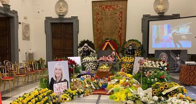 Carrà: applausi e lacrime ma anche canti e gioia, così l'Italia saluta Raffaella